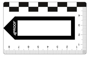 Abgebildet ist die Pfeil-Risskarte der Firma 4Proof in der Ansicht der Seite mit den aufgedruckten Rissvergleichsmaßstäben. Zusätzlich zu den an allen vier Seiten befindlichen linearen Maßstäben sind in den vier Ecken diagonale Rissvergleichsmaßstäbe in g